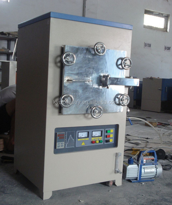 Furnace in controlled atmosphere of synthesis by the heating of gas at high temperatures of treatment